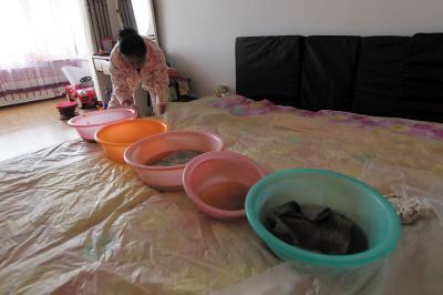 乌兰察布楼上漏水，住户失联，小区没物管，业主维权难！律师来支招……